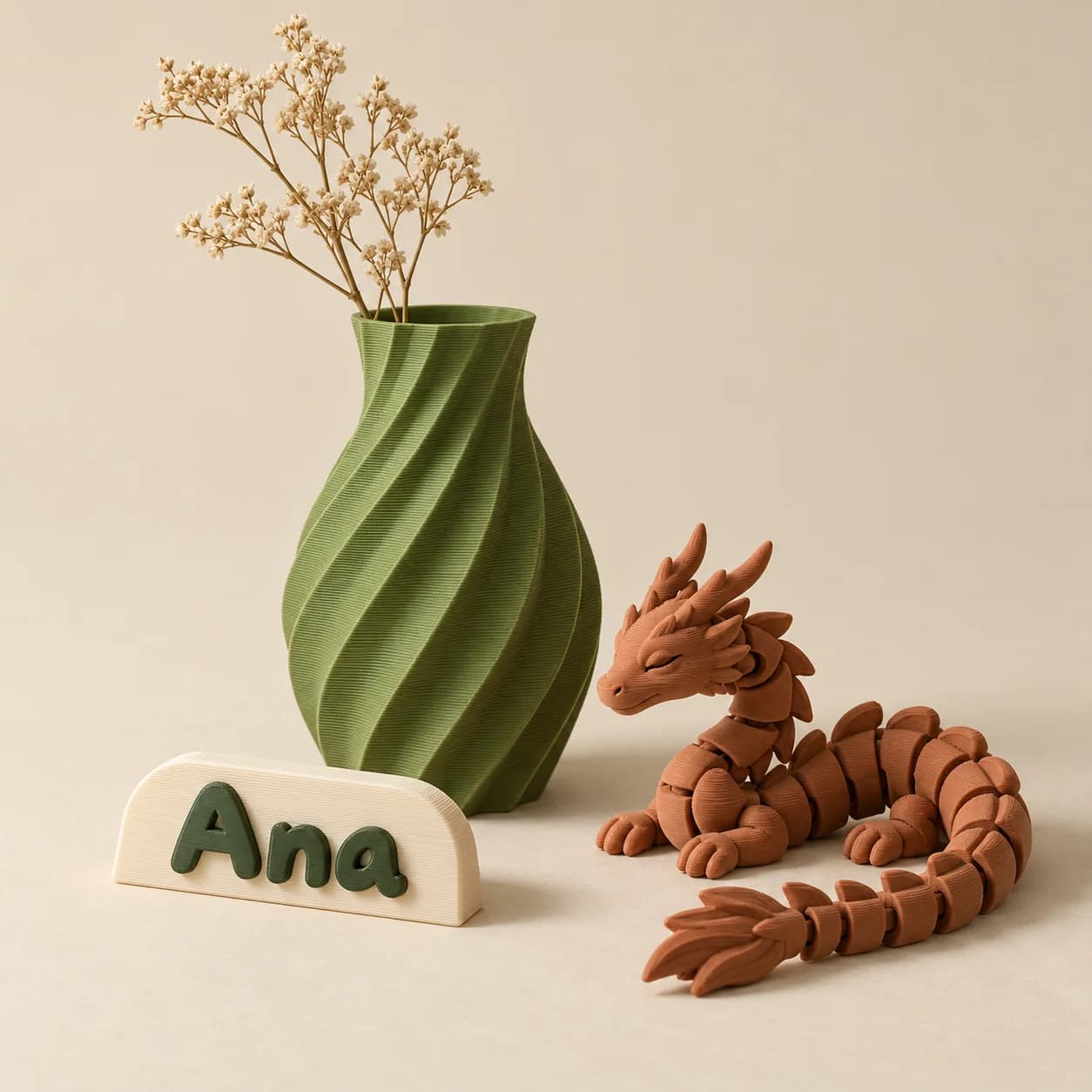 Composição ilustrativa com vaso verde, placa com nome e dragão articulado impressos em 3D